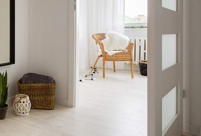 weiße Türen - Rahmentür mit Glas - moderne Innentüren Blick durch geöffnete weiße Rahmentür in Zimmer