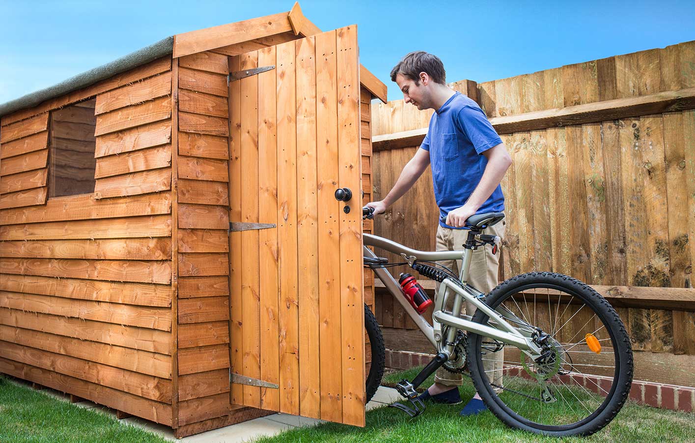 Gartenhaus mit praktischem Fahrradabstellplatz Gartenhaus aus Holz mit einem Fahrrad davor, ideal als Abstellplatz und Stauraum.