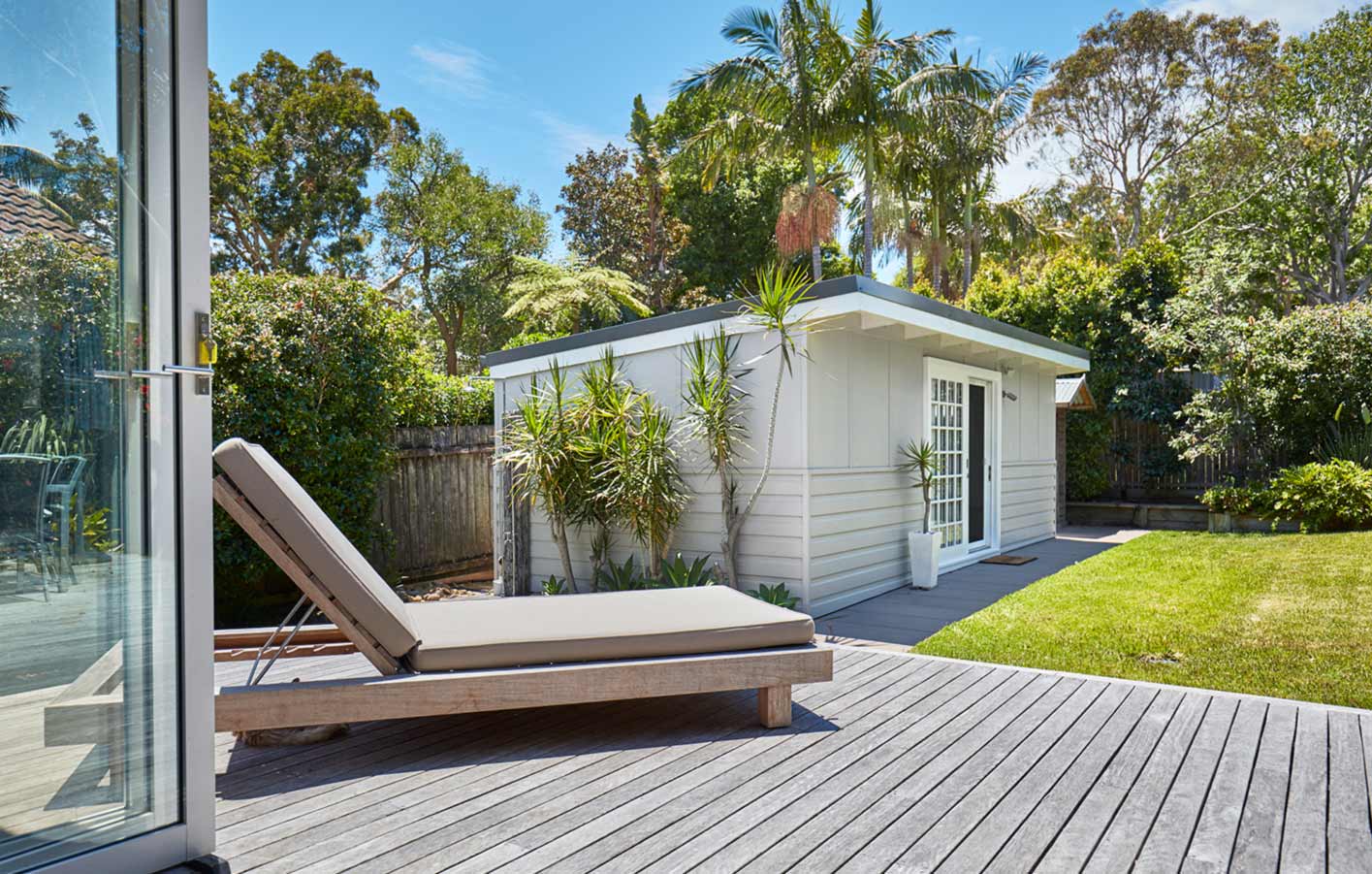 Überdachter Gartenhaus-Bereich – Vielseitig und gemütlich Überdachter Bereich eines Gartenhauses aus Holz, mit Tisch und Stühlen dekoriert.